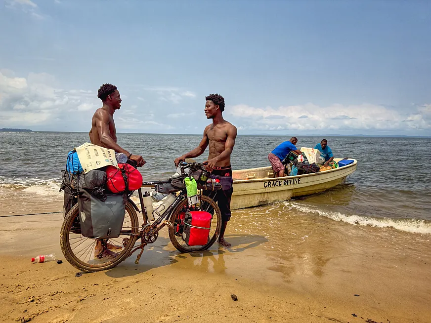 Montando las bicis en la frontera de Gabón con Guinea Ecuatorial.