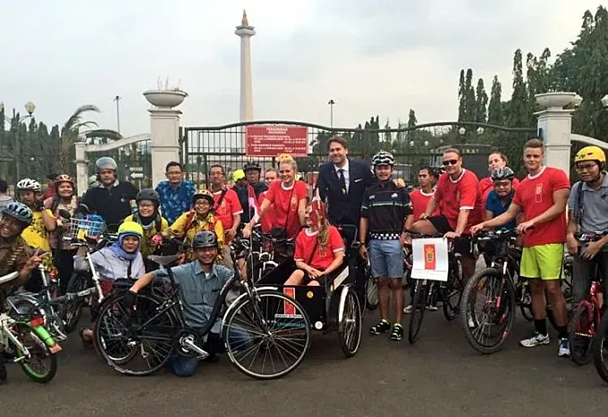 El embajador danés en Yakarta tomó posesión de su cargo… en bicicleta