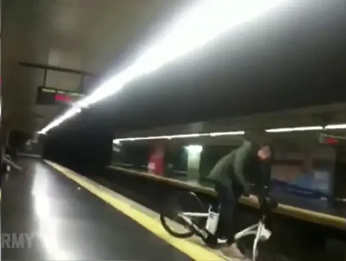 Un hombre cae a las vías del metro con una bici del BiciMad