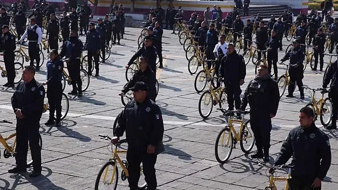 México: ante la escasez de gasolina, policías en bicicleta