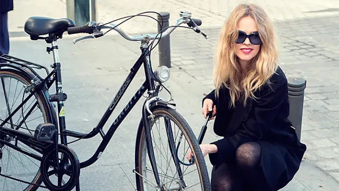 Christina Rosenvinge: “En bici tienes total libertad y tu dinero no va a los sitios de siempre”