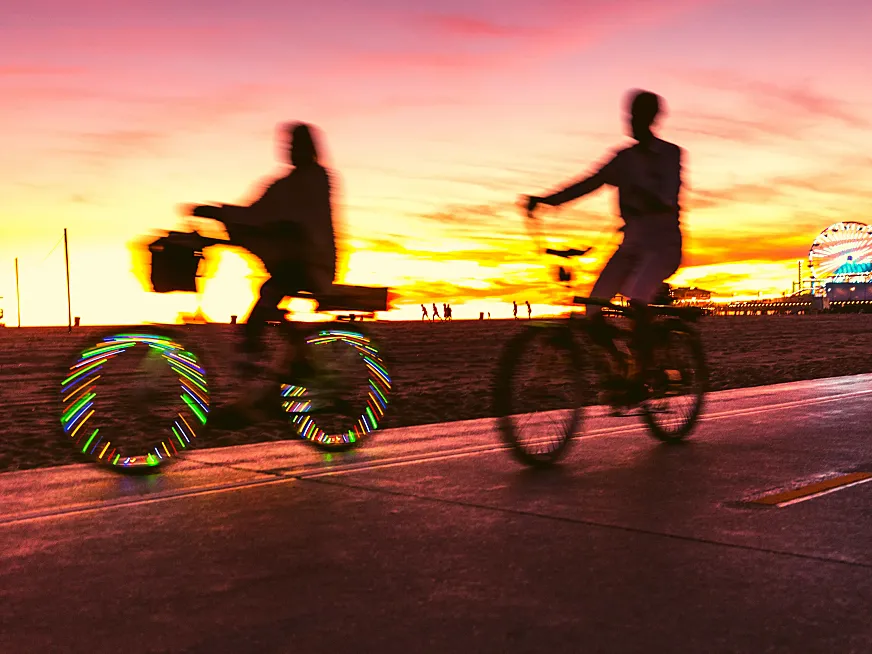 Ciclistas en el carril bici de Santa Monica, Los Angeles (EE UU).