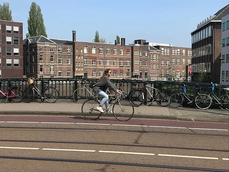Ciclista urbana en Ámsterdam.