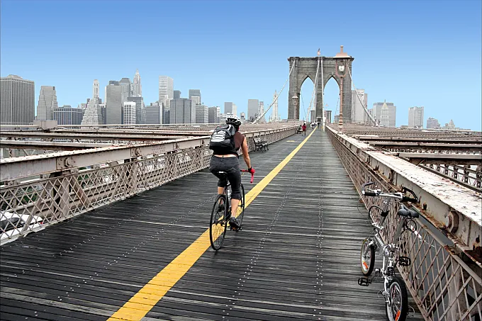 La bicicleta busca su lugar en el puente de Brooklyn