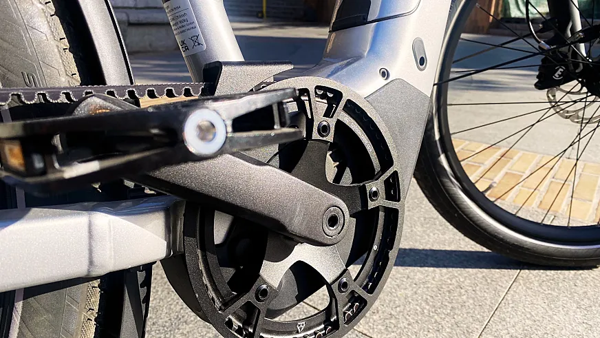 Detalle de la transmisión por correa: limpieza, silencio y un mantenimiento mínimo para una e-bike concebida para usarse mucho y preocuparse poco.