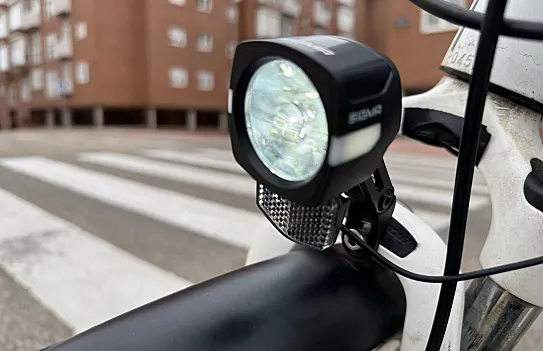 La luz delantera SIGMA EOX FL 100 tiene un precio de 49,95€.