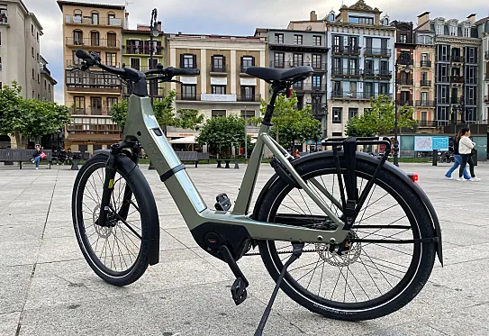 La Trek Charter+ 4 Nexus 5 Belt 540 Wh Lowstep es una bicicleta concebida para el día a día en la ciudad.
