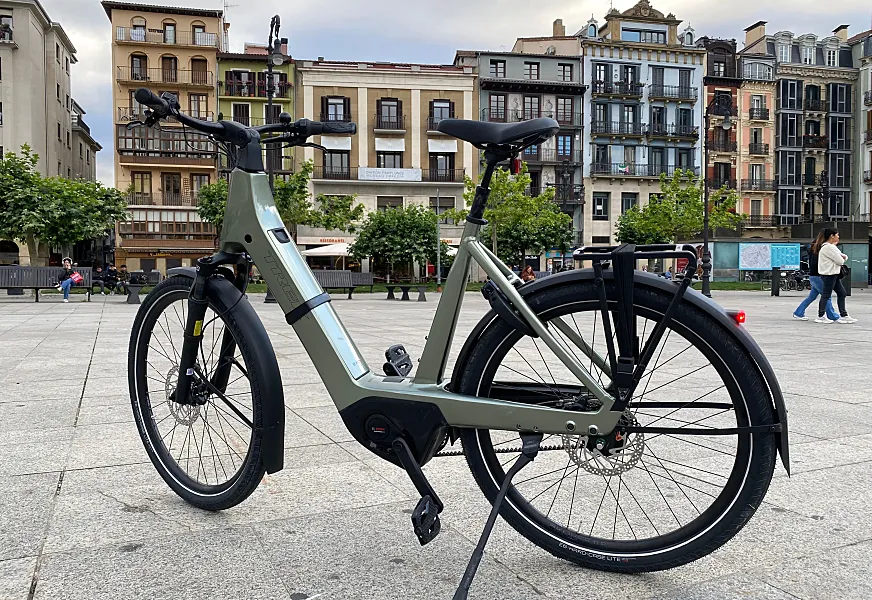 La Trek Charter+ 4 Nexus 5 Belt 540 Wh Lowstep es una bicicleta concebida para el día a día en la ciudad.