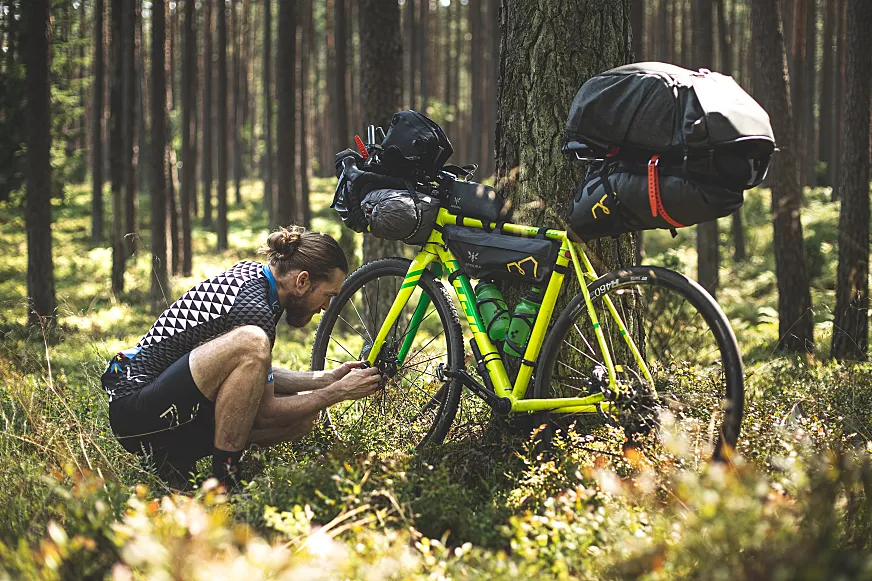Bikepacking vs cicloturismo de alforjas, ¿qué elegir para un viaje