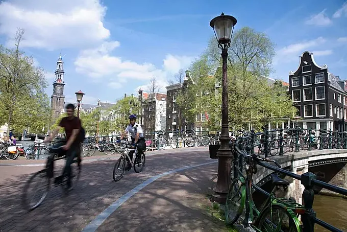 Amsterdam quiere más espacio para peatones y ciclistas
