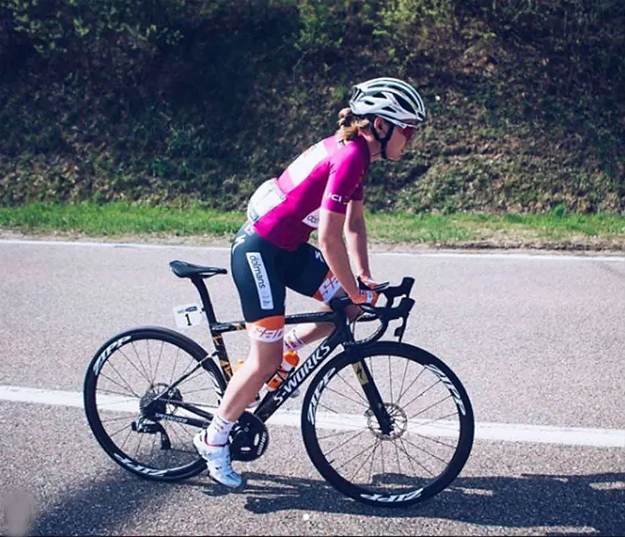 La ciclista Anna van der Breggen, en una prueba del UCI WorldTour femenino (foto: www.instagram.com/uci_cycling/)