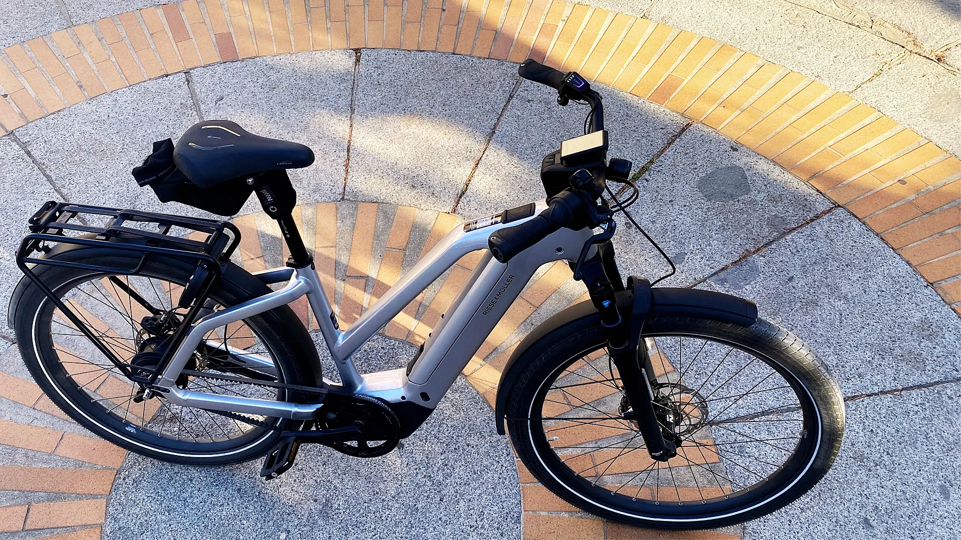 La Riese & Müller Charger5 Mixte Vario, desde arriba: bajo cuadro de acceso, líneas limpias y una integración que transmite solidez desde el primer vistazo.