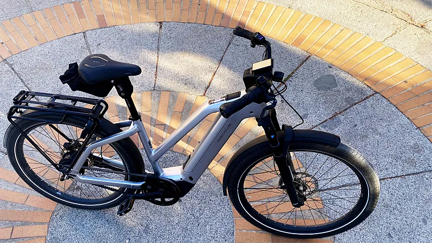 La Riese & Müller Charger5 Mixte Vario, desde arriba: bajo cuadro de acceso, líneas limpias y una integración que transmite solidez desde el primer vistazo.