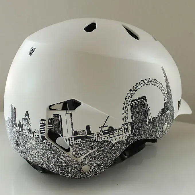 El paisaje londinense, en un casco ciclista creado por Bern y Clare Halifax