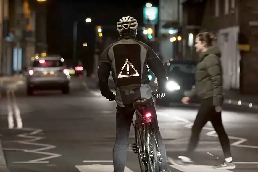 “La chaqueta permite a los ciclistas expresar sus sentimientos”, aseguran sus creadores.