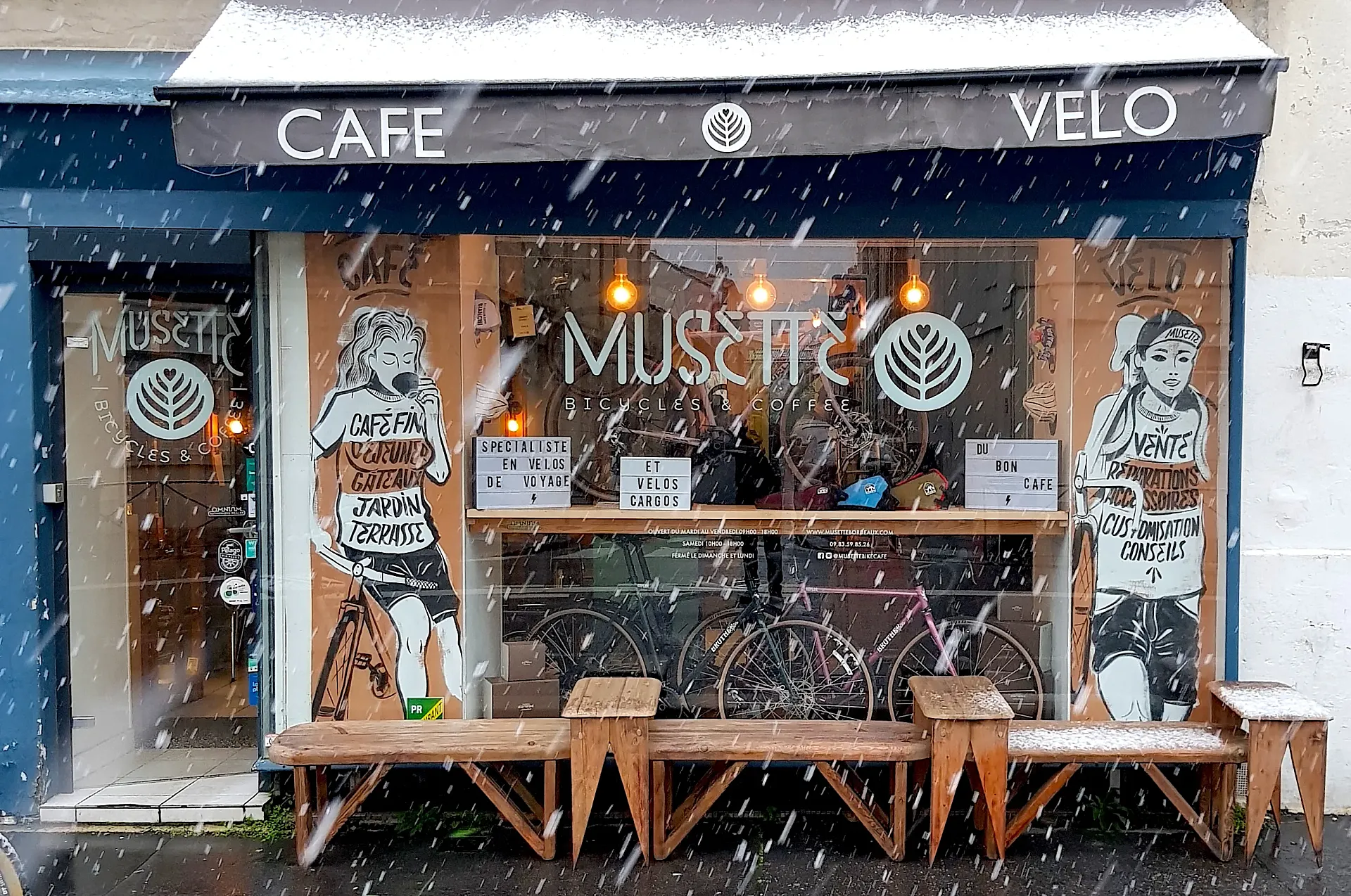 Aunque nieve, Musette cafe en Burdeos siempre tiene ciclistas dentro.