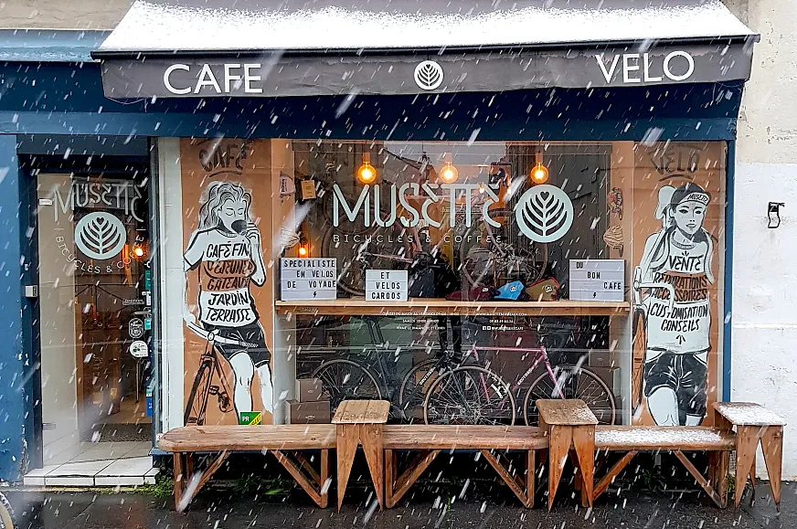 Aunque nieve, Musette cafe en Burdeos siempre tiene ciclistas dentro.