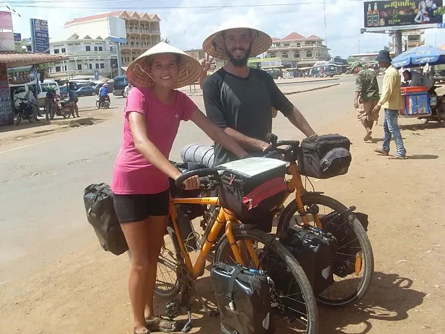 Pol y Mireia recorrieron Asia en bicicleta.
