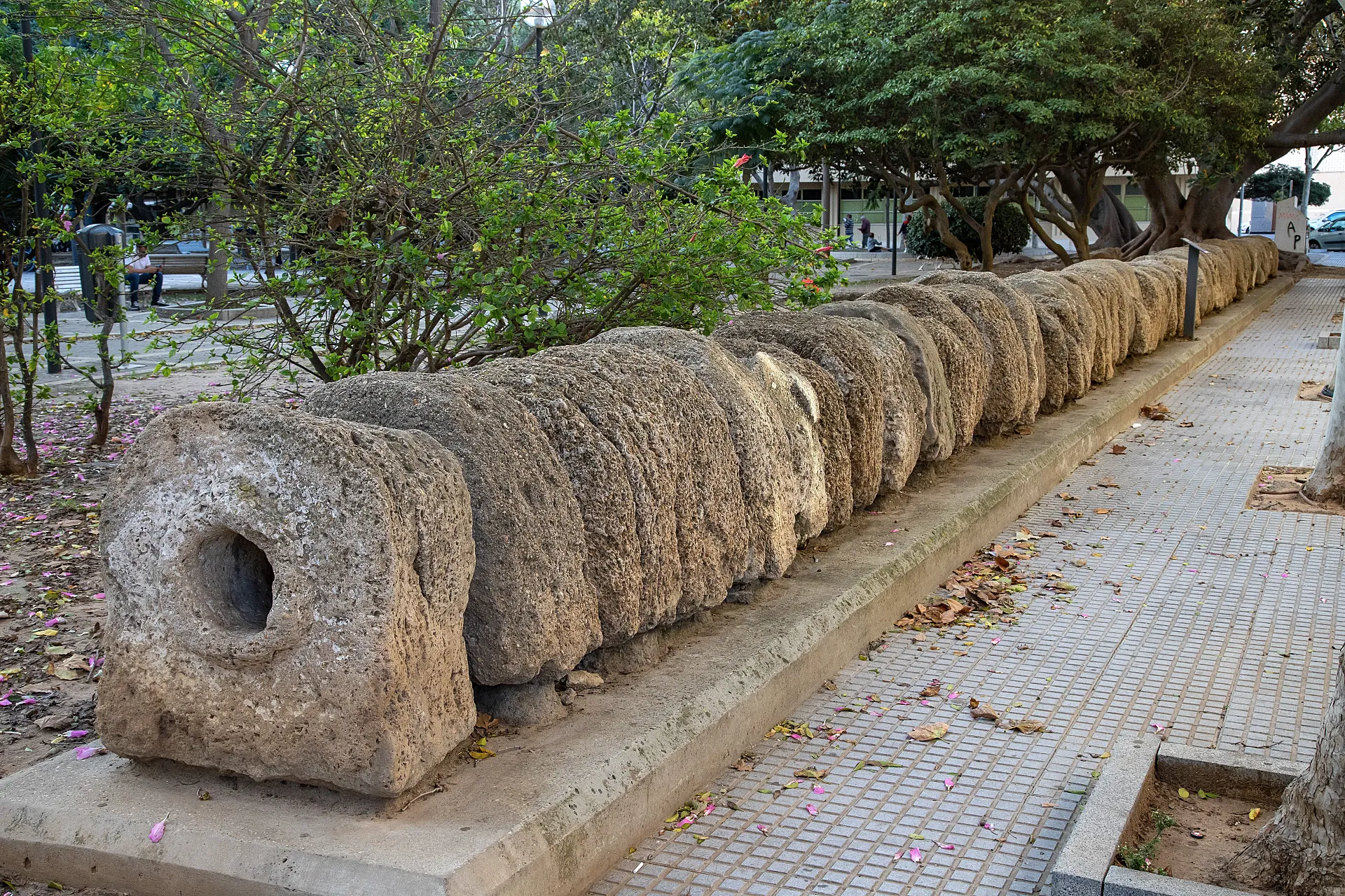 Restos del Acueducto Romano del Parque Erytheia y Kotinoussa en Cádiz.