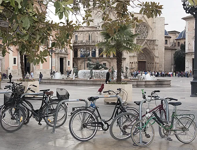 La Policía Local de Valencia incauta las bicis aseguradas al mobiliario urbano