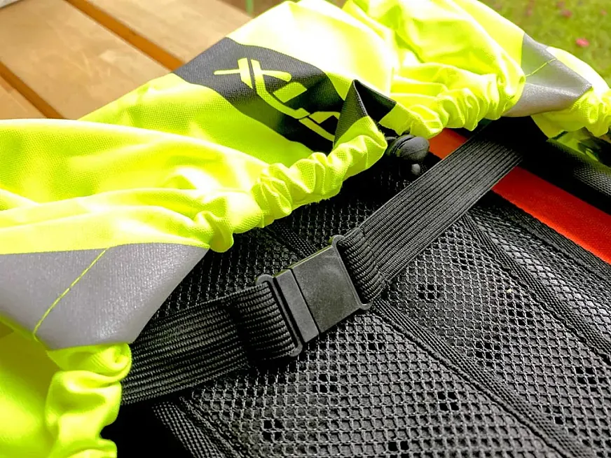 La funda de mochila XLC cuenta con una cinta con enganche para asegurar el conjunto.
