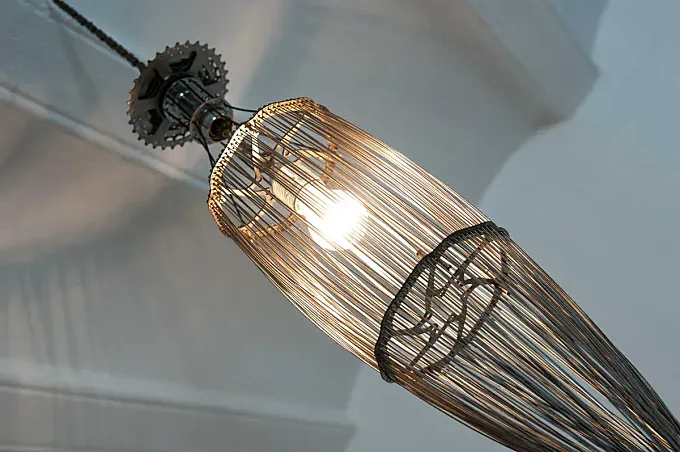Las lámparas hechas en Barcelona con chatarra de bicis que han enamorado al mundo