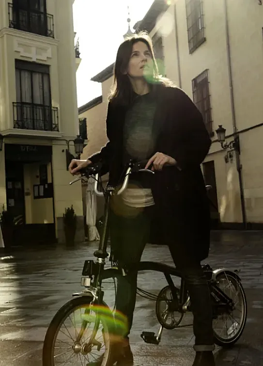 Elena Anaya, en bicicleta por Madrid (foto: Rubén Vega)