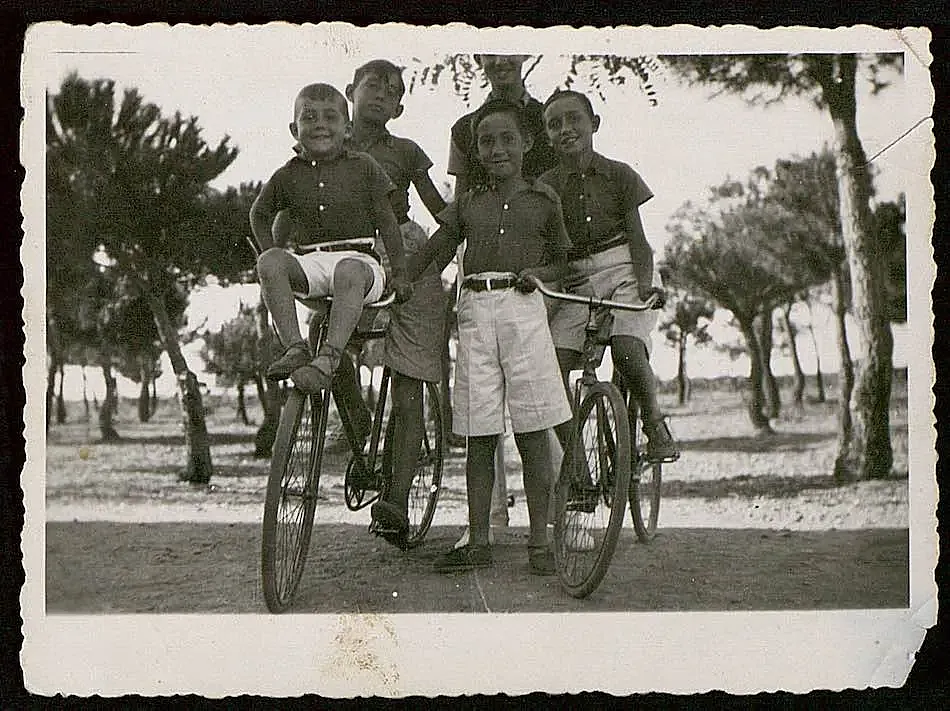 Los hermanos Delibes Setién, junto a sus bicicletas (Foto: Archivo Miguel Delibes).