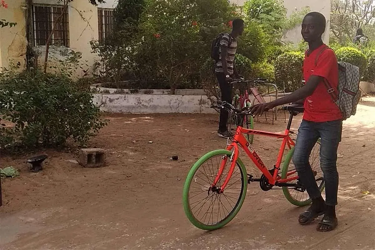 Un senegalés con una de las bicis de Bicicletas Sin Fronteras.