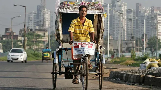 Un indio alcanza la cumbre del Himalaya en rickshaw