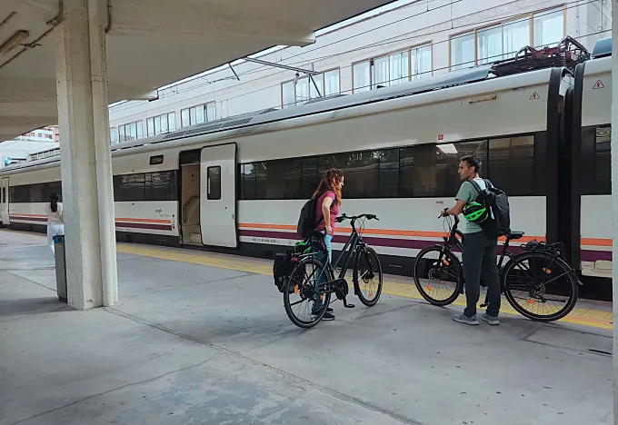 Tren y bicicleta: debate en Madrid sobre cómo hacer que viajen juntos