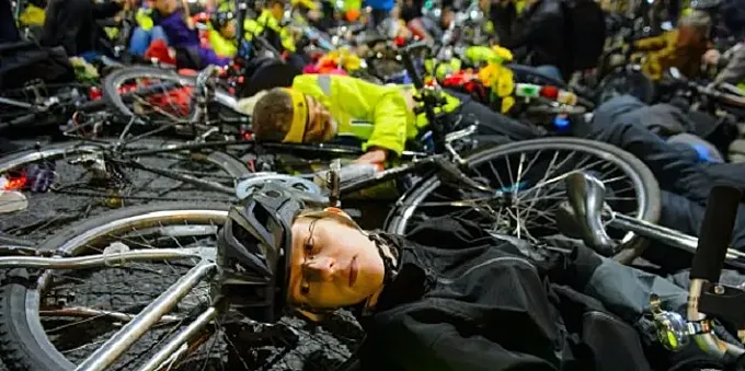 Performance en Londres contra las muertes ciclistas
