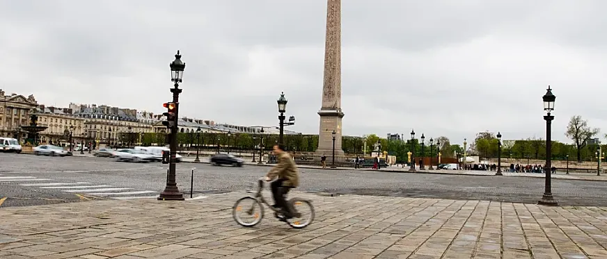 Un ciclista en París.