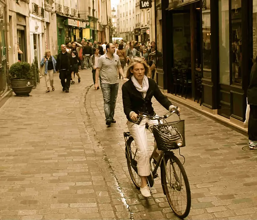 Ciclista en París (foto: Rafa Vidiella)