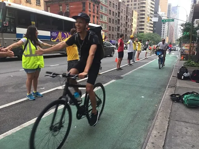 Voluntarios crean una barrera humana para denunciar la falta de protección de un carril bici