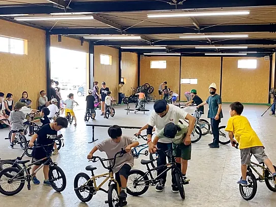 Un día normal en la escuela de BMX Flatland Tyler, en Tokio.