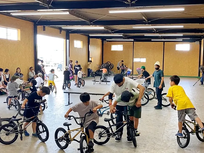 Un día normal en la escuela de BMX Flatland Tyler, en Tokio.