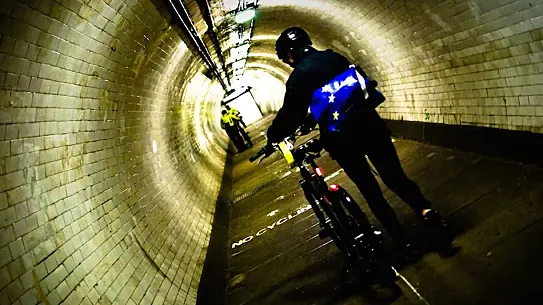 A menudo, los medios de comunicación contribuyen a extender el miedo al ciclismo urbano (foto: Erroltookaphoto).