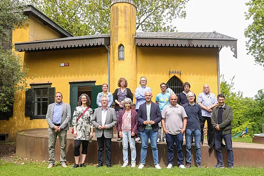 Además de Esther Anaya y Jenny Douch, también participaron Sheila Ferrer (Coordinadora de la Oficina de la Bicicleta del MITMA), RedBICI.org, la Guardia Municipal de Donostia, el Ayuntamiento de Vitoria-Gasteiz y la Asociación Kalapie.