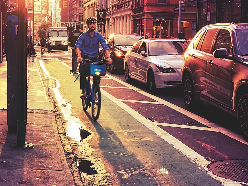 “Mi esperanza y mi sueño es vivir la ciudad como la viven los neoyorquinos: tomando el tren y el autobús y montando en bicicleta” (Zohran Mamdani). (Foto: Ryan Vaarsi).