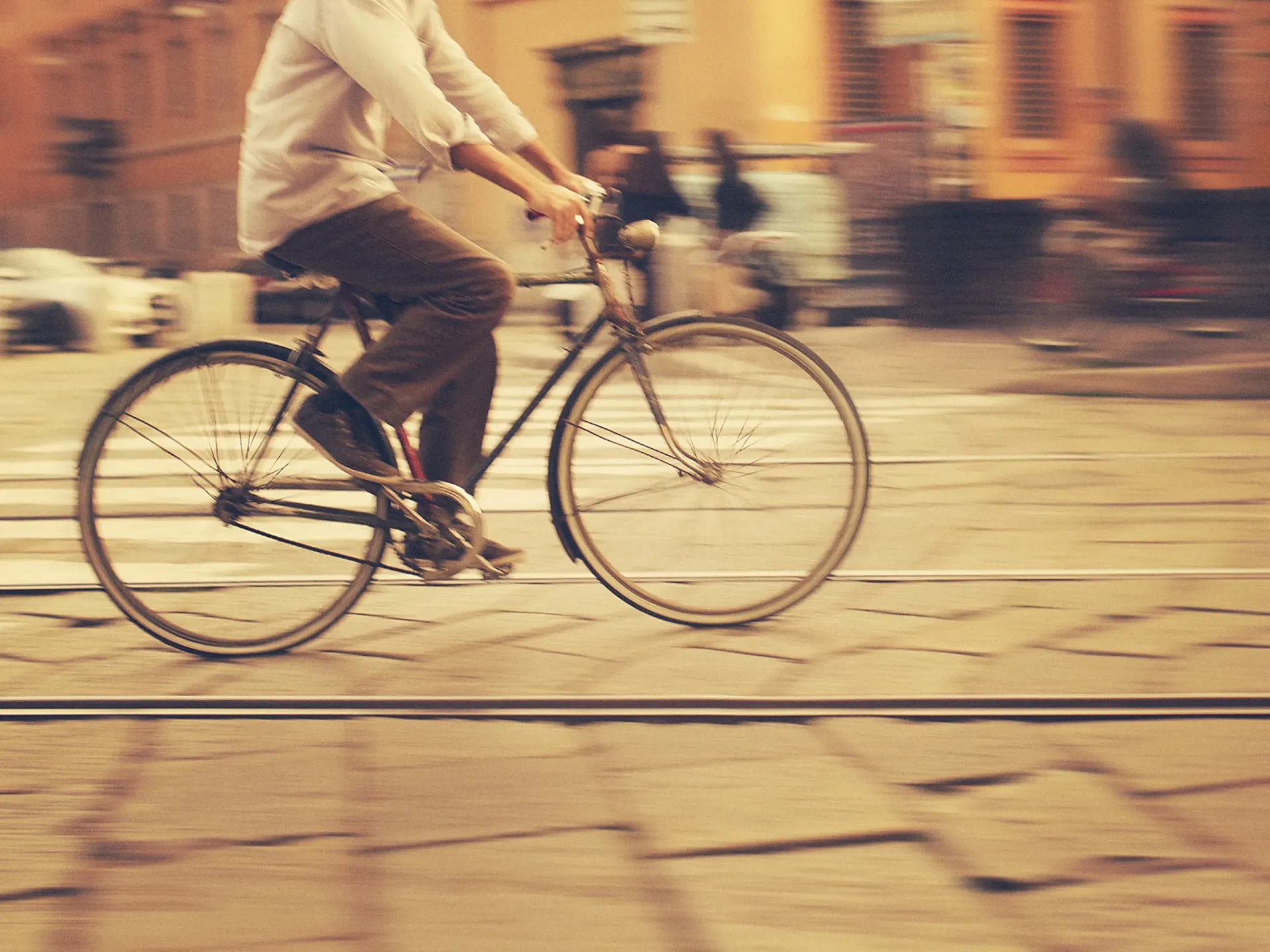 Un ciclista pedalea por las calles de Milán.