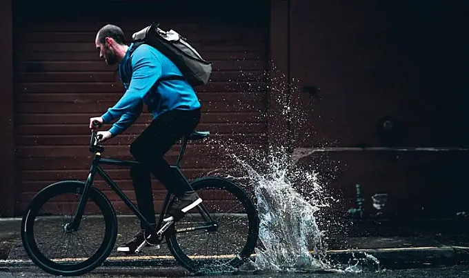 Cinco buenas chaquetas ciclistas para los días de frío y lluvia