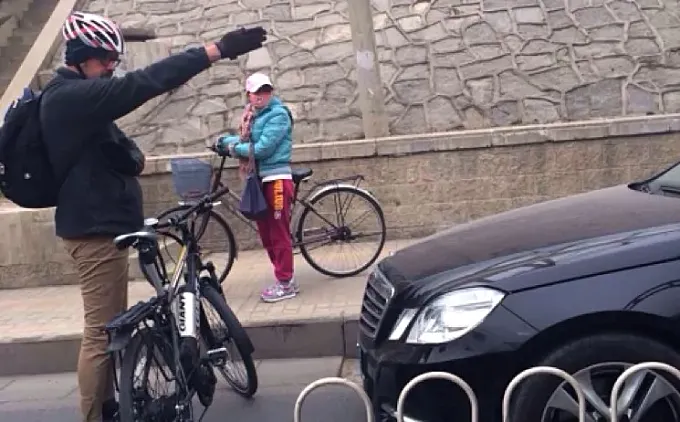 La foto del ciclista valiente que se ha convertido en viral en China