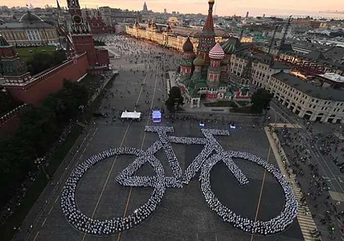 Moscú: baten el récord de la bicicleta humana más grande del mundo