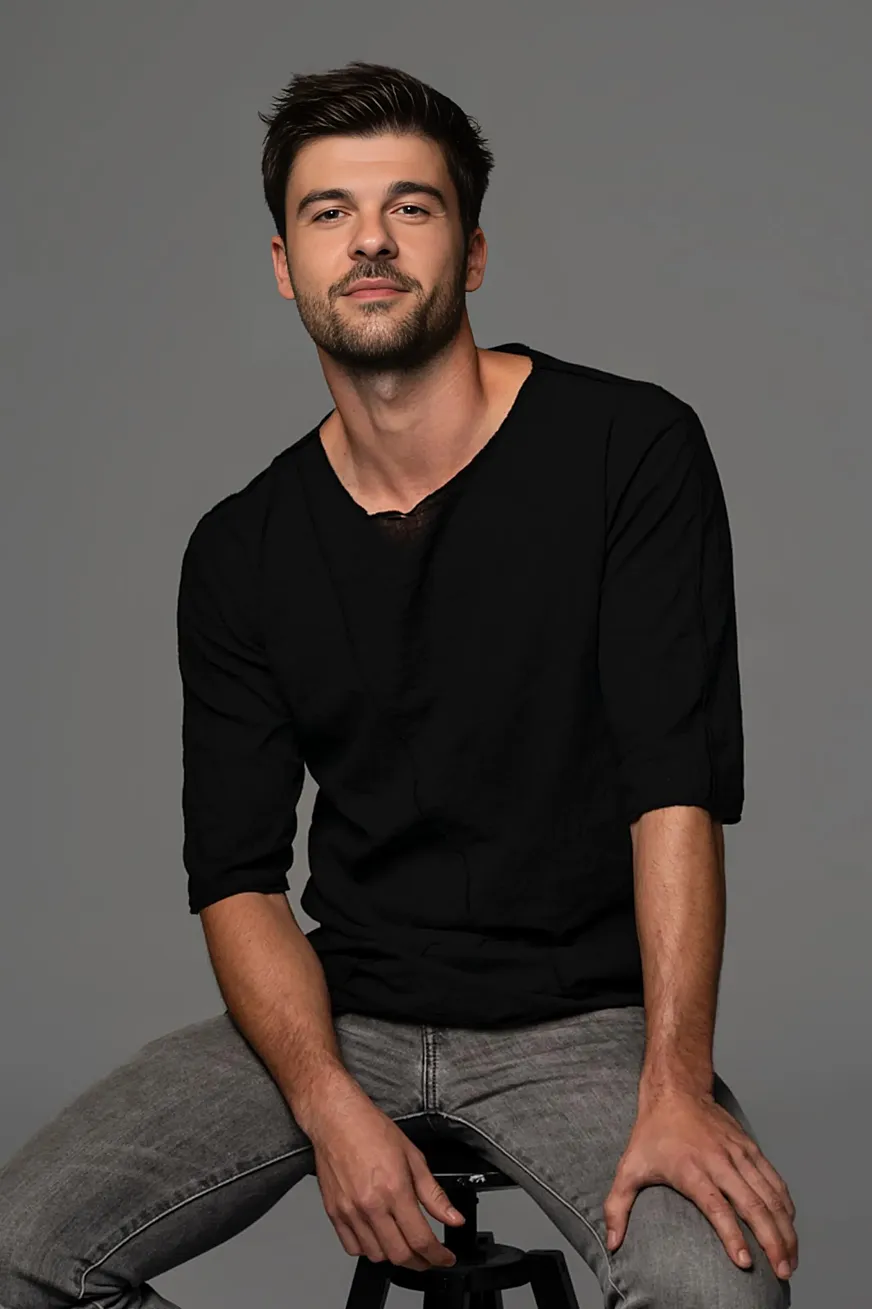 Has visto a Jordi Coll en series como 'El Secreto de Puente Viejo' o en musicales como 'West Side Story'.