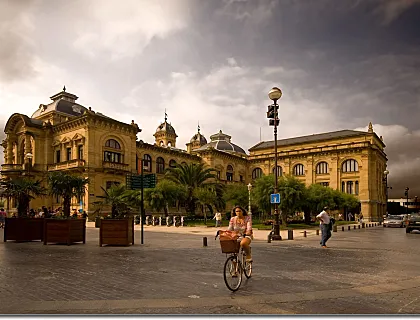 Una ciclista pedalea en San Sebastián (foto: Fernando Arconada).