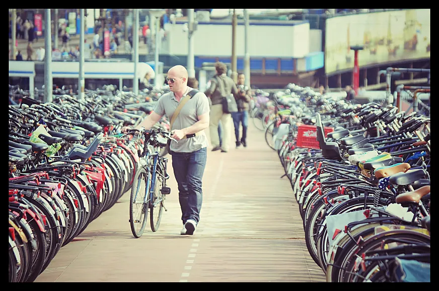 "Consideramos también la posibilidad de construir aparcamientos subterráneos, aunque sólo cuando es técnica y económicamente viable" (Wiard Kuné, Ayuntamiento de Ámsterdam)