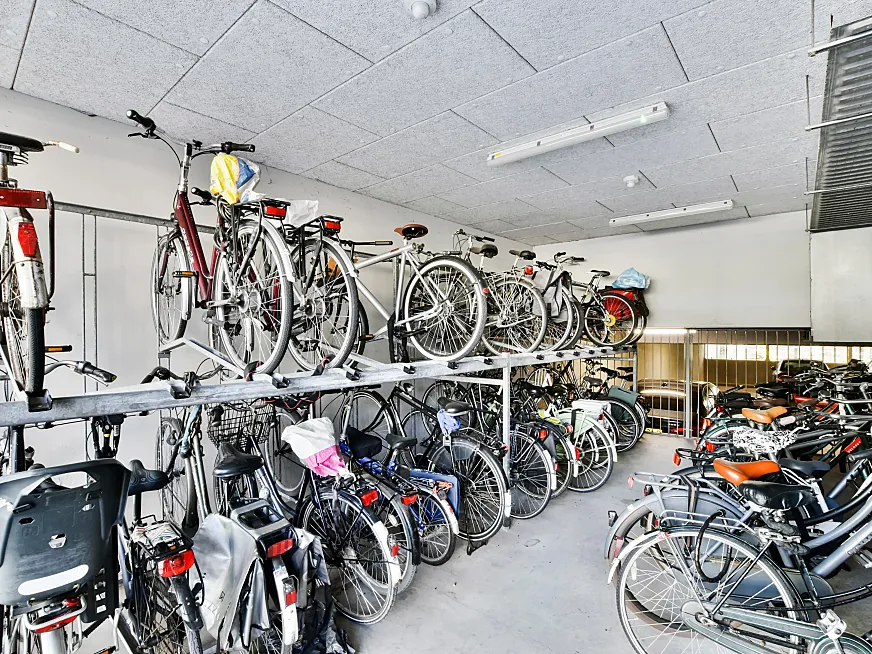La posibilidad de aparcar la bici en el domicilio o en los lugares de trabajo haría crecer, sin duda, el uso de la bicicleta.