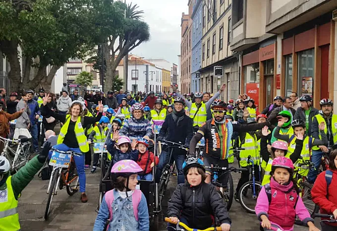 Al colegio en bici: Tenerife celebra su primer ‘bicibus’ escolar