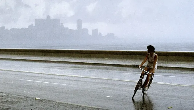 En bicicleta por La Habana: entre baches